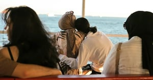 Paar umarmt sich auf einem Schiff, Symbolbild für Alltagssituationen bei MS